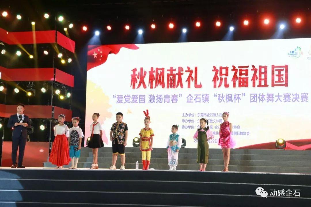 沙滩游玩的女孩们